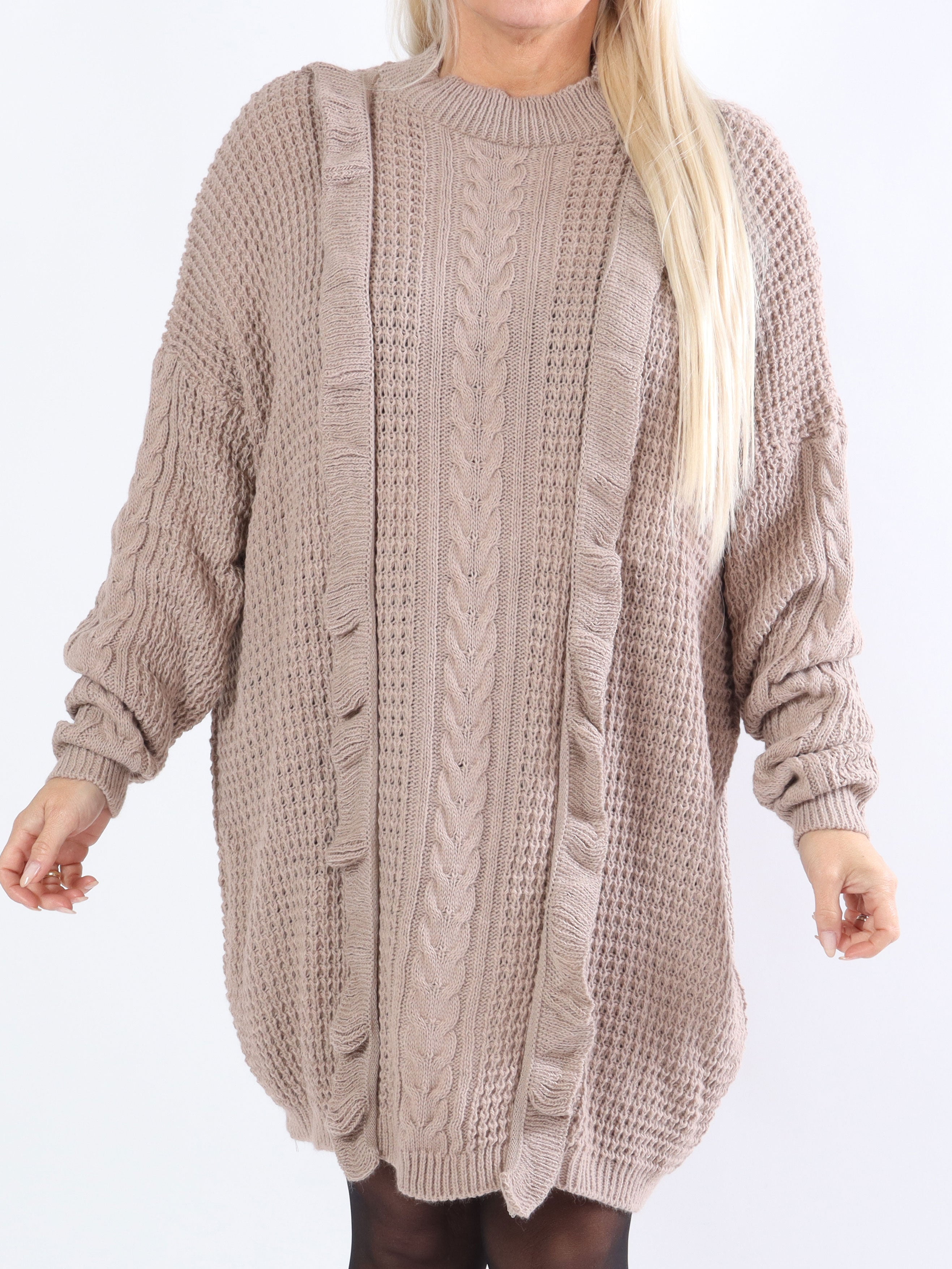 Lalisa - Strikkjole i plus size med kabelstrik og flæser